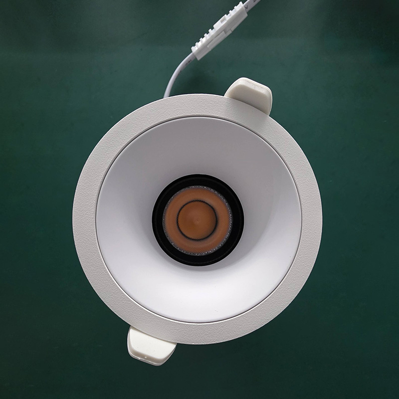 LED light / Color temperature 2700k-9000k